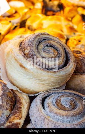 Frisch gebackene, leckere amerikanische Kinnamonbrötchen auf dem Lebensmittelmarkt Stockfoto