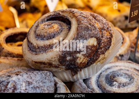 Frisch gebackene, leckere amerikanische Kinnamonbrötchen auf dem Lebensmittelmarkt Stockfoto