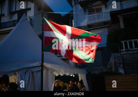 Flagge von Euskadi, Baskenland, weißes grünes und rotes Kreuz während der Feier Stockfoto