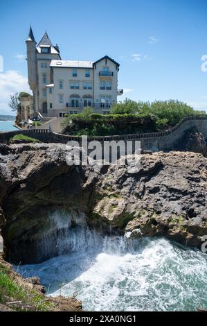 Häuser und Straßen der touristischen Stadt Biarritz am sonnigen Tag, Baskenland, Golf von Biskaya im Atlantik, Frankreich Stockfoto