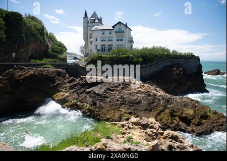 Häuser und Straßen der touristischen Stadt Biarritz am sonnigen Tag, Baskenland, Golf von Biskaya im Atlantik, Frankreich Stockfoto