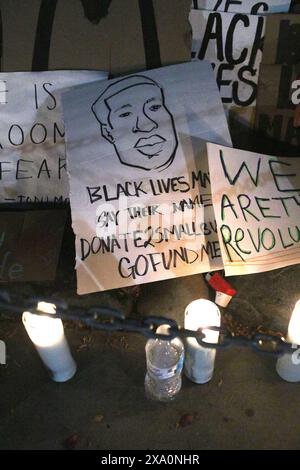 Die Poster Black Lives Matter auf dem Boden, umgeben von Kerzen Stockfoto