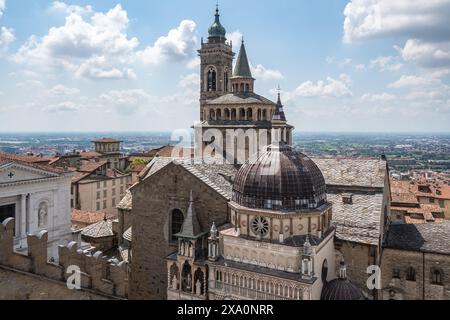 Blick auf die Basilika Santa Maria Maggiore, Bergamos eindrucksvollste Kirche, in der Altstadt (Bergamo Alta), Lombardei, Italien Stockfoto