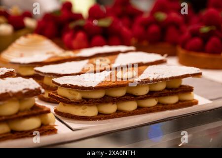 Portion französischer Mille-Feuille-Kuchen, Vanille- oder Vanillescheibe, Napoleon-Blätterteig, in der Bäckerei mit Gebäckcreme überzogen Stockfoto