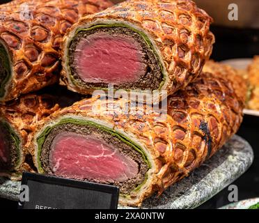 Echtes britisches Rindfleisch Wellington, Steakgericht aus Filet-Steak, beschichtet mit Gänseleber und Duxelles, in Blätterteig gewickelt, gebacken Stockfoto