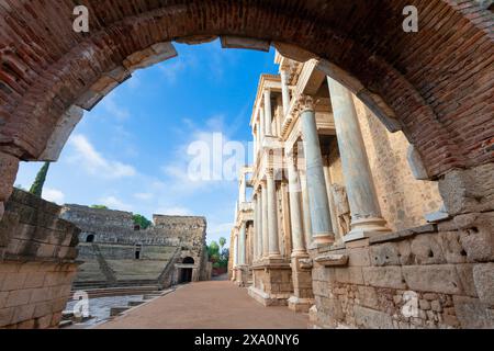 Europa, Spanien, Badajoz, Merida, das antike römische Theater (Teatro Romano de Mérida) mit seitlichem Eingang zur Bühne Stockfoto