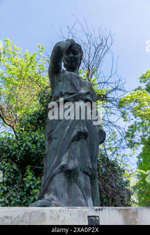 Eine Skulptur auf dem Friedhof, die eine leidende Frau darstellt. Bukarest Stockfoto