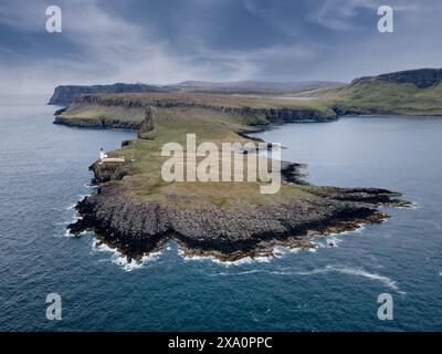 Ein Blick aus der Vogelperspektive auf den Neist Point Lighthouse von oben Stockfoto