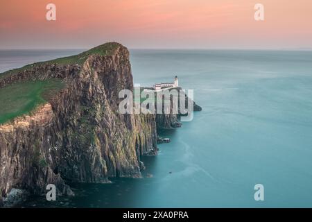 Ein Blick aus der Vogelperspektive auf den Neist Point Lighthouse von oben Stockfoto