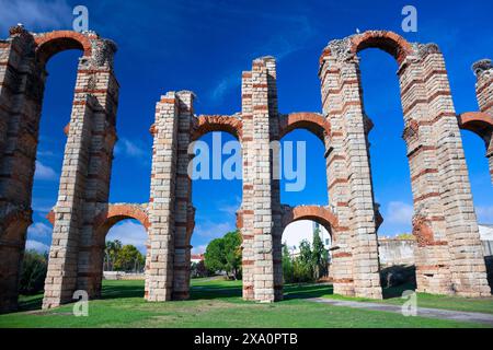 Europa, Spanien, Badajoz, Merida, römischer Acueducto de los Milagros oder "wundersames Aquädukt" mit Niststörchen Stockfoto