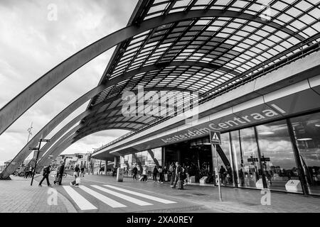 Abstraktes Bild der Kurven, die sich über dem Bahnhof in Amsterdam Centraal in den Niederlanden erstrecken, das am 27. Mai 2024 beim Überqueren eines cy gezeigt wurde Stockfoto