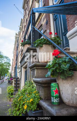 Eine leere Dose Heineken-Bier wurde am 26. Mai 2024 an der Prinsengracht in Amsterdam, Niederlande, hinterlassen. Stockfoto