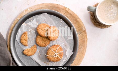 Eine gemütliche Szene mit Keksen und Kaffee, ein Genuss für die Sinne. Stockfoto