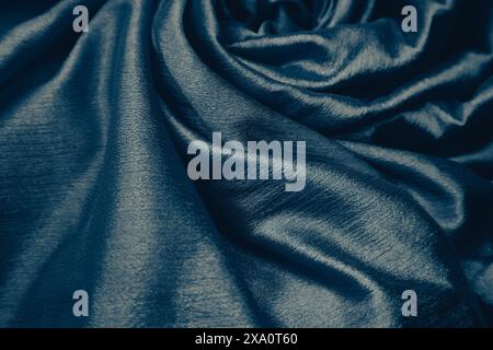 Ein blauer Seidenstoff im Hintergrund Stockfoto