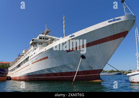 Ein altes Marineschiff, das in der Sewastopol-Bucht des Schwarzen Meeres geparkt hat Stockfoto