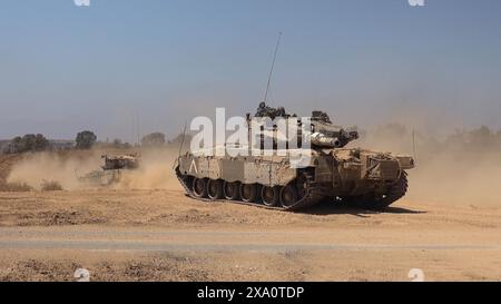 Ein israelischer Panzer rollt in der Nähe der Grenze zum Gazastreifen, während die Kämpfe zwischen Israel und der militanten Gruppe Hamas am 2. Juni 2024 in Israel fortgesetzt wurden. Stockfoto