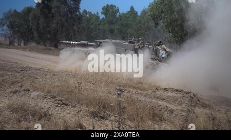 Ein israelischer Panzer rollt in der Nähe der Grenze zum Gazastreifen, während die Kämpfe zwischen Israel und der militanten Gruppe Hamas am 2. Juni 2024 in Israel fortgesetzt wurden. Stockfoto