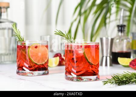 Der Pomegranate Paloma ist ein klassischer Cocktail mit Grenadine, Limonade und einer großzügigen Dosis Tequila oder Gin. Ideal für Feiertage. Stockfoto