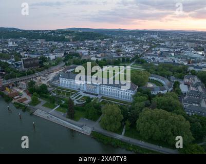 Kurfürstenpalast in Koblenz, Deutschland, am Rhein bei Sonnenuntergang mit einem Blick aus der Vogelperspektive auf die ikonischen Gebäude der Stadt. Stockfoto