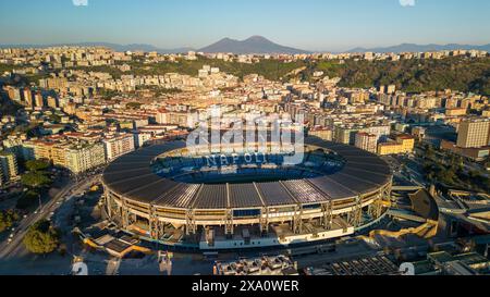 Ein Blick aus der Vogelperspektive auf das Diego Armando Maradona Stadion in Neapel, Italien Stockfoto