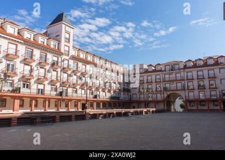 Der Hauptplatz und das Rathaus von Alcazar de San Juan sonnen sich an einem Sommertag unter dem hellblauen Himmel. Stockfoto