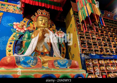 Buddhistisches Tempelinnere mit kunstvollen Dekorationen, buddha-Statuen und traditioneller Architektur. Ruhige Atmosphäre mit komplizierten Details, Gold Stockfoto