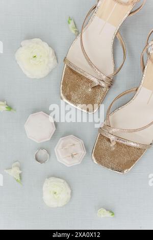 Ein Blick von oben auf die Hochzeitsschuhe und Accessoires einer Braut mit Blumen Stockfoto