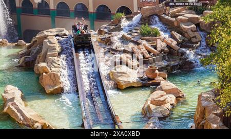 Die Leute haben Spaß auf der Chiapas Wasserfahrt im Themenbereich Mexiko im Phantasialandamusement Park Stockfoto