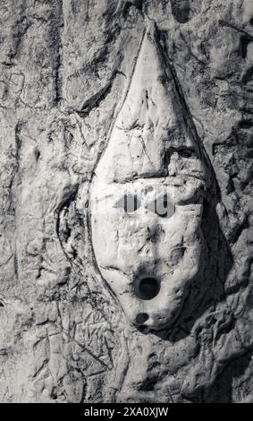 Rohe Gesichter sind in die Kalksteinmauern des Hellfire Cave Complex-Tunnels eingegraben, die in den Kalksteinhang in West Wycombe, Buckinghamshire, geschnitten wurden. Stockfoto
