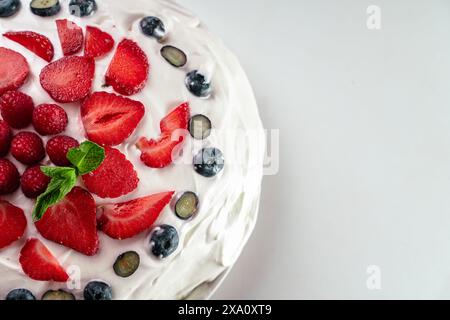 Handgemachter Pavlova-Kuchen, Meringue mit Schlagsahne, Erdbeeren, Himbeeren und Heidelbeeren. Minenraum. Nahaufnahme. Hochwertige Fotos Stockfoto