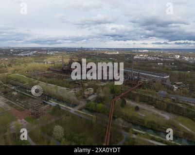 Der Landschaftspark Duisburg Nord ist ein öffentlicher Park in Duisburg. Ruinen eines Hochofenkomplexes. Erholungspark und Attraktion in Stockfoto