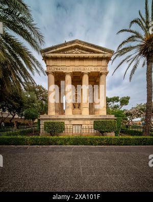 Der öffentliche Garten von Lower Barrakka und das Denkmal für Alexander Ball in der Altstadt von Valletta, der Hauptstadt von Malta. Stockfoto