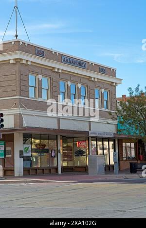 1912 J.A. Mahoney Geschäftsgebäude aus Ziegelstein mit dekoriertem Gesims und Brüstung im Zentrum von Deming, New Mexico – April 2024 Stockfoto