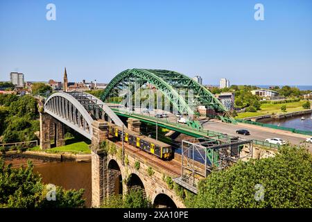 Sunderland, Tyne and Wear, Monkwearmouth Railway Bridge und Road Wearmouth Bridge Stockfoto