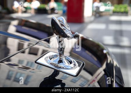 Rollt die Skulptur Royce Spirit of Ecstasy auf der Motorhaube des Autos. Stockfoto