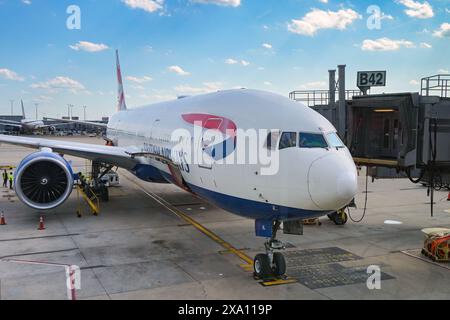 Washington DC, USA - 29. April 2024: Vorderansicht einer Boeing 777 (Kennzeichen G-VIIL), die von British Airways am Terminal am Flughafen Dulles betrieben wird Stockfoto