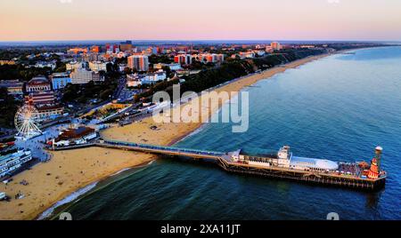 Ein Blick aus der Vogelperspektive auf den Bournemouth Pier in der Abenddämmerung. Vereinigtes Königreich Stockfoto