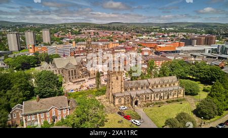 Stadtzentrum von Rochdale mit dem Rathaus und der Pfarrkirche St. Tschad Stockfoto
