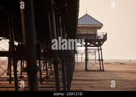 Southport, Sefton, Merseyside. Southport Pier und Sandstrand Stockfoto