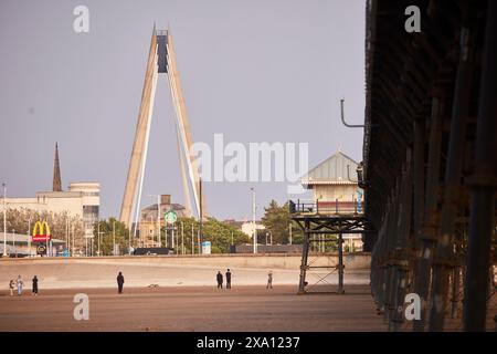 Southport, Sefton, Merseyside. Southport Marine Way Bridge und Pier Stockfoto