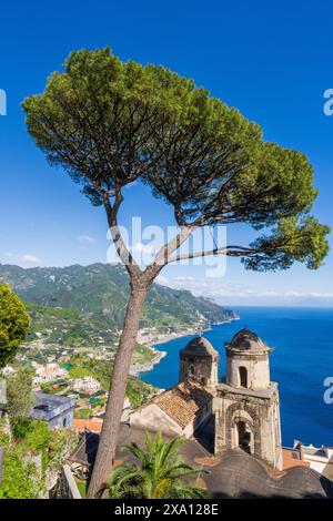 Frau genießt die Aussicht in Ravello Italien Stockfoto