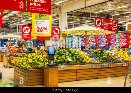 Ein großer Blick auf einen farbenfrohen Bereich in einem Lebensmittelgeschäft mit Bananen, Wassermelonen und verschiedenen Früchten. Stockfoto