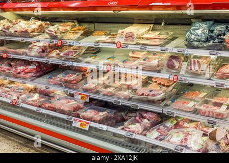 Große Ansicht der verpackten Fleischprodukte im Kühlbereich eines Lebensmittelgeschäfts. Stockfoto