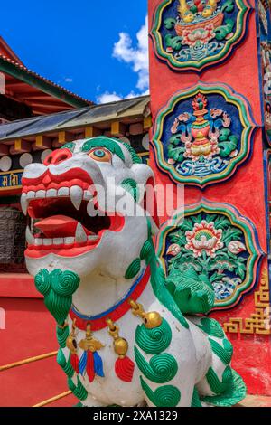 Buddhistisches Tempelinnere mit kunstvollen Dekorationen, buddha-Statuen und traditioneller Architektur. Ruhige Atmosphäre mit komplizierten Details, Gold Stockfoto