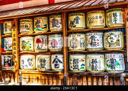 Farbenfrohe Sake-Fässer Heian Shinto-Schrein Kyoto Japan. Die Fässer sind mit gewebtem Stroh bedeckt, das für besondere Feierlichkeiten wie die Hochzeit geöffnet ist. Stockfoto