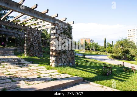 Wunderschöner El Parque de Servantes mit Rosengärten, Park Servantes in Barcelona, Spanien Stockfoto