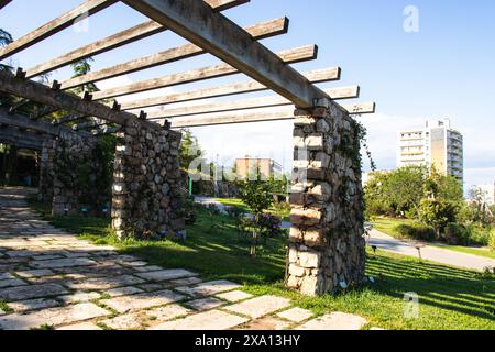 Wunderschöner El Parque de Servantes mit Rosengärten, Park Servantes in Barcelona, Spanien Stockfoto