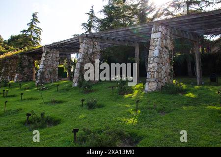 Wunderschöner El Parque de Servantes mit Rosengärten, Park Servantes in Barcelona, Spanien Stockfoto