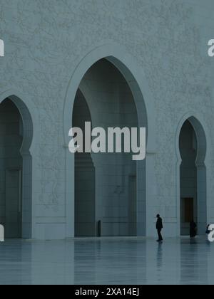Ein Mann, der vor der Scheich-Zayed-Moschee steht Stockfoto