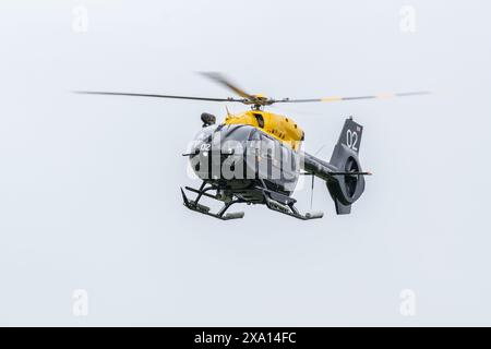 ZM502 - Defence Helicopter Flying School Airbus Helicopters Jupiter HT1 kommt auf niedrigem Niveau im RAF Valley, Wales Stockfoto